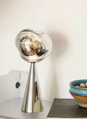 英国Melt 熔岩台灯高端主卧桌面充电款高颜值艺术氛围床头小台灯