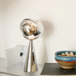 英国Melt 熔岩台灯高端主卧桌面充电款高颜值艺术氛围床头小台灯