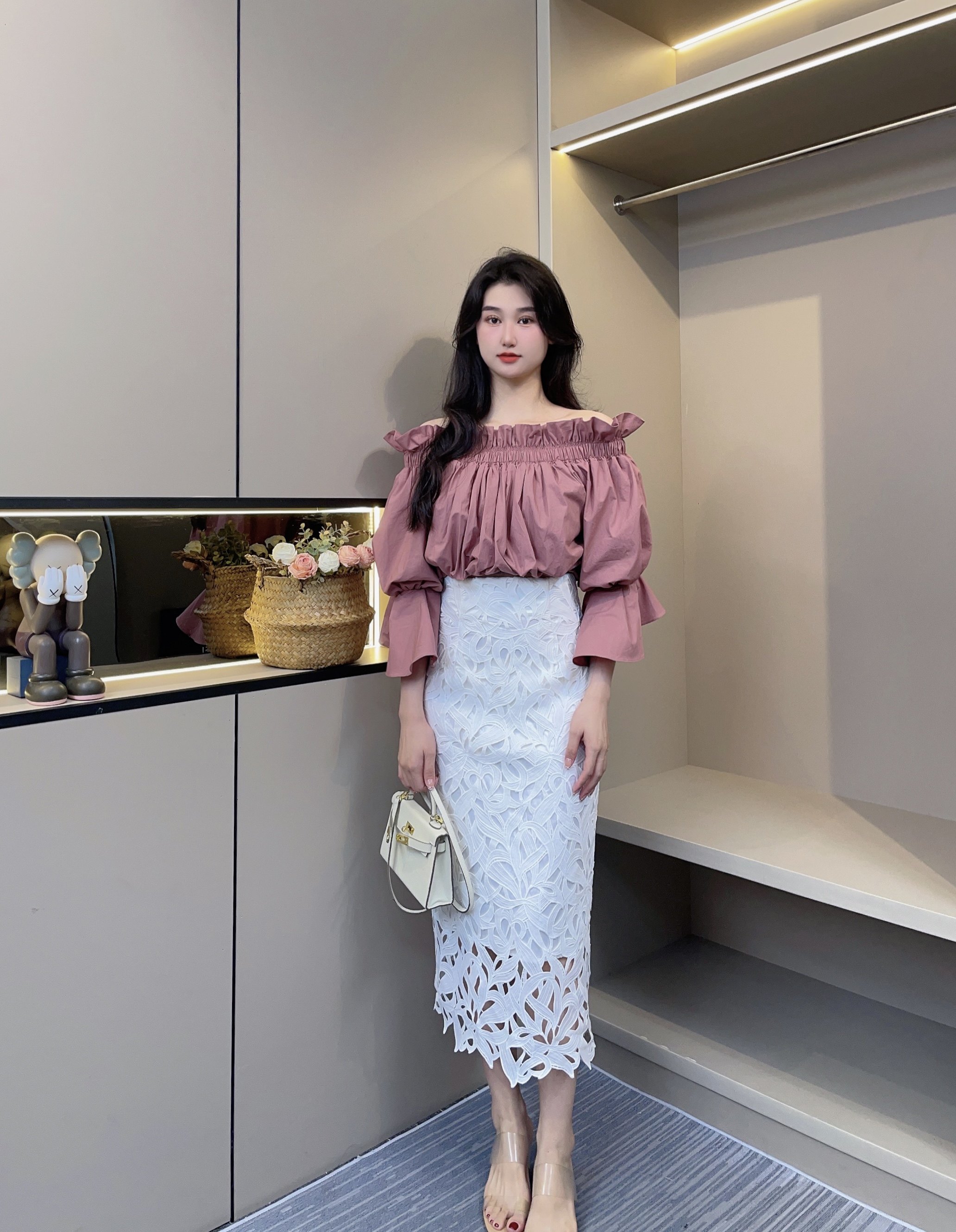 seven77家23年早秋气质荷叶边露肩喇叭袖短款衬衫上衣swfb234147