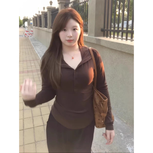 大码美式复古纽扣连帽打底衫女秋冬季胖妹妹高级感显瘦长袖上衣女