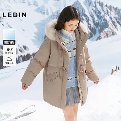 1门襟牛角扣双排扣设计2.帽子狐狸毛领