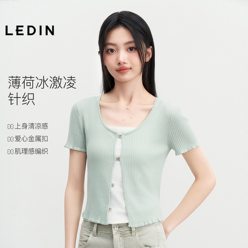 大圆领 下摆和袖口荷叶边