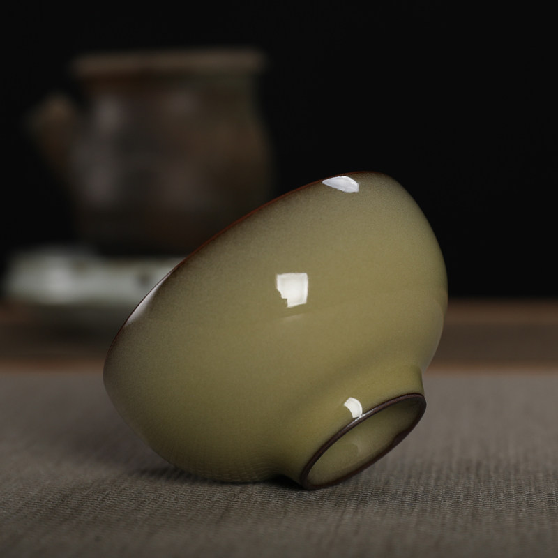 青瓷哥窑铁胎米黄釉茶杯