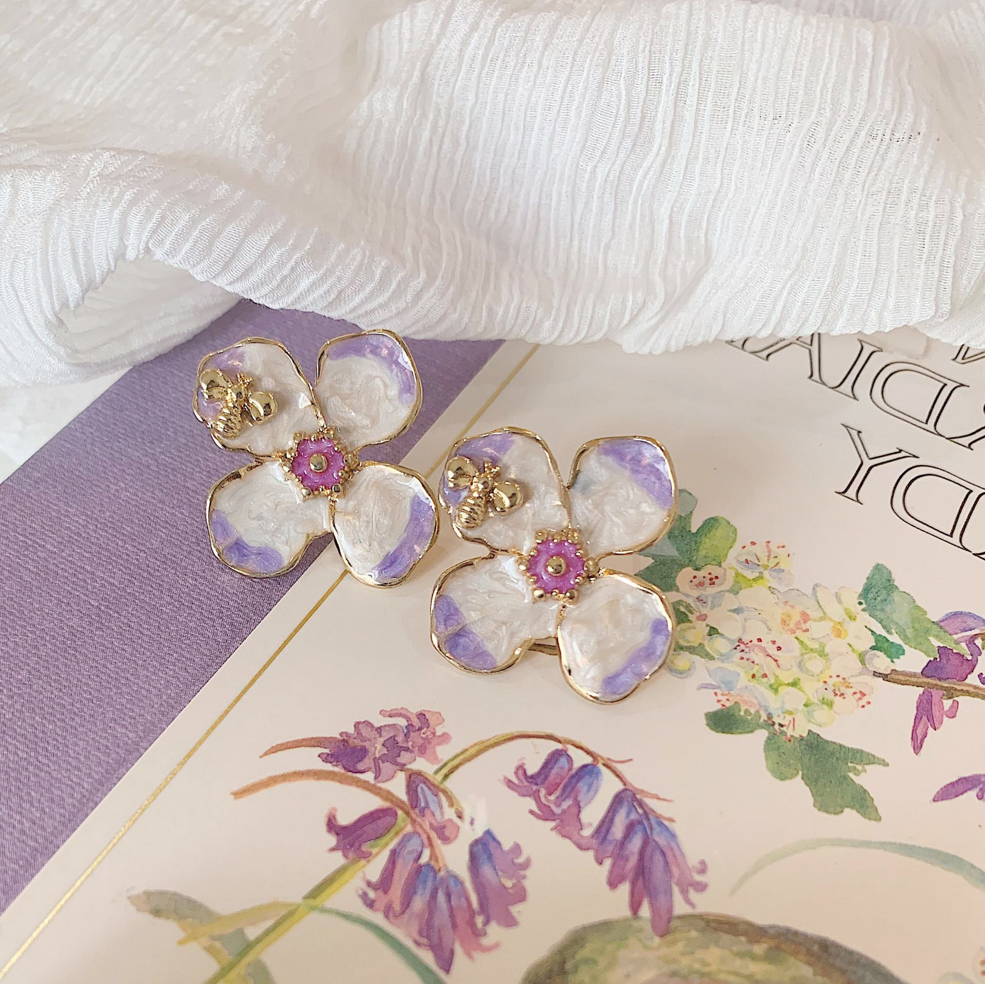 复古宫廷油画配色 温柔优雅小蜜蜂 奶白香芋紫花朵耳钉耳夹