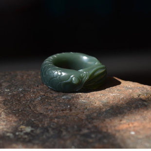 新疆天然和田玉板指黑青玉一细料墨玉小鱼玉男士戒指墨玉指环