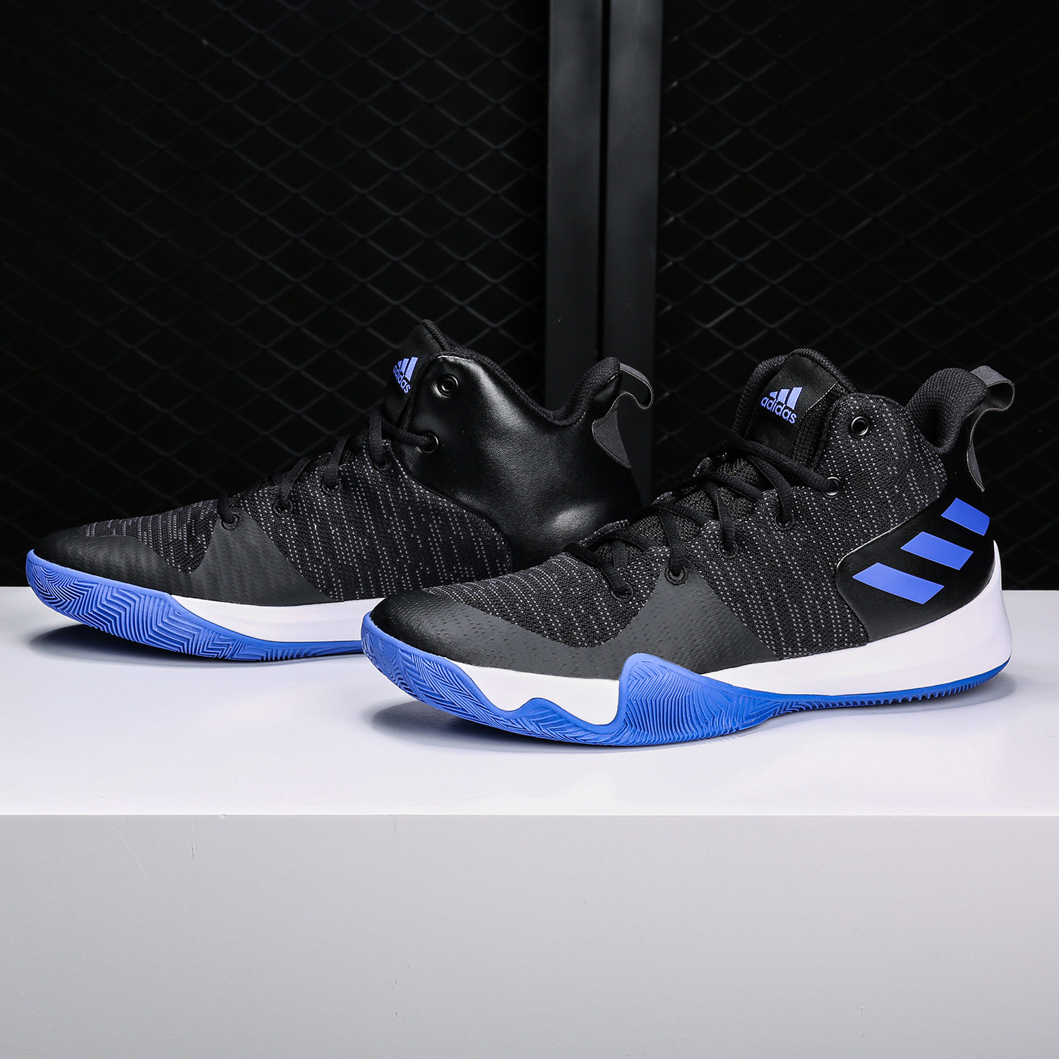 阿迪达斯团队款男子实战篮球鞋