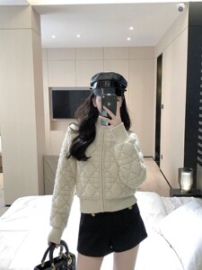 深圳南油高端女装名媛CD蜜蜂针织外套藤编格纹短款原创羊羔毛开衫