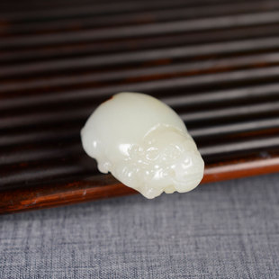 亏嘛啦爆火孤品和田玉青海老坑料冰润细白沁色自然刀功老道小吊坠