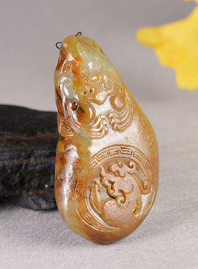 亏啦新疆和田玉籽料多色料雕工精湛皮色柔美肉质紧致方古龙把件SX