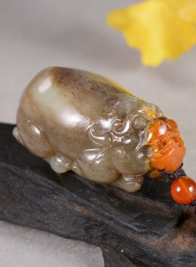 亏嘛啦新疆和田玉且末糖俏色巧雕油润细腻玉质温润招财貔貅把件SX