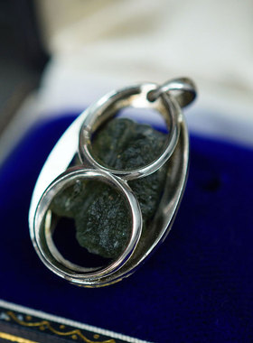 早期欧洲天然绿色玻璃陨石天上星星手工吊坠925纯银精美个性 绝版