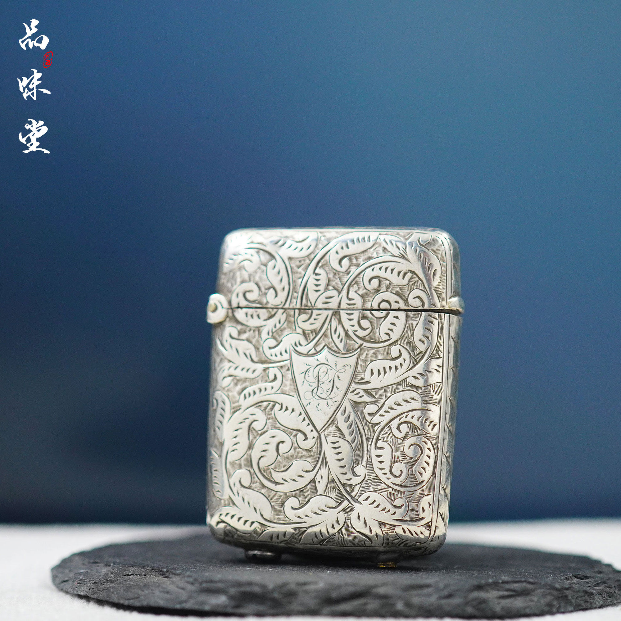 1905年英国百年藏机纯银火柴盒手工雕花唐草煤油古董打火机收藏级