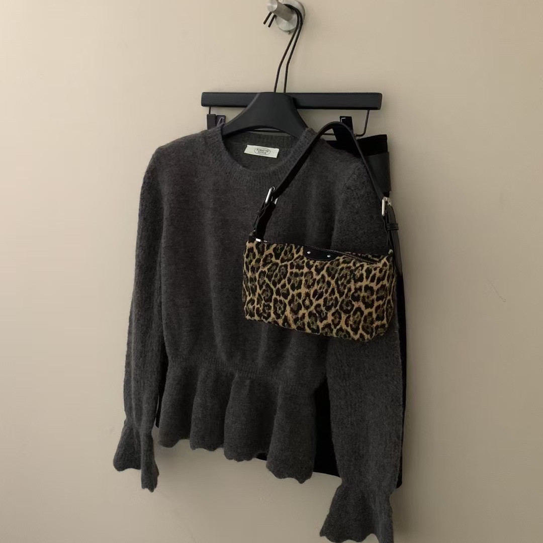 Cecil韩货收腰花边下摆袖口设计感保暖毛衣0883