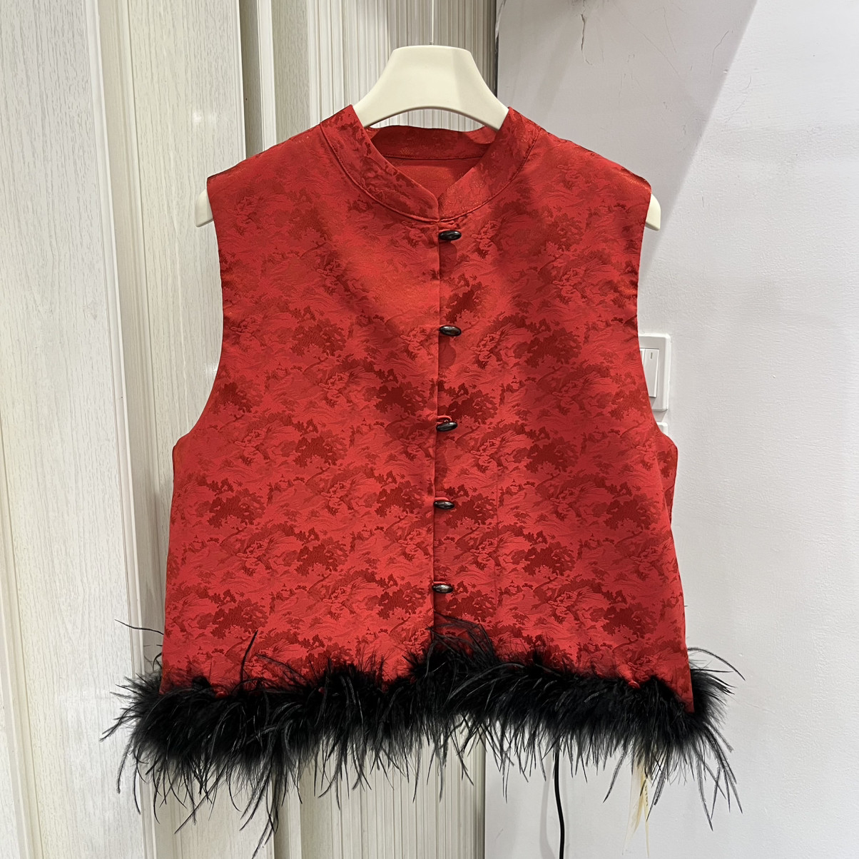 Cecil接新中式设计感盘扣夹棉马甲配可拆卸下摆仿狐狸毛0707112