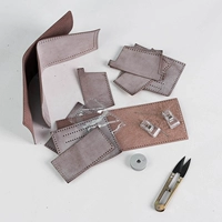 Материал упаковки - матовая вощеная кожа коричневого цвета.