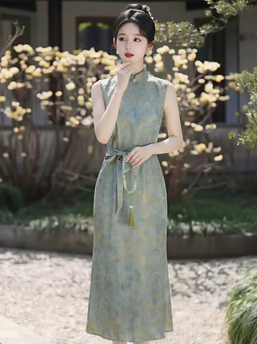 New Chinese Style Peacock Blue Jacquard Lace-Up Sleeveless Cheongsam Dress for Women, Especially Beautiful for Summer, with a Cinched Waist