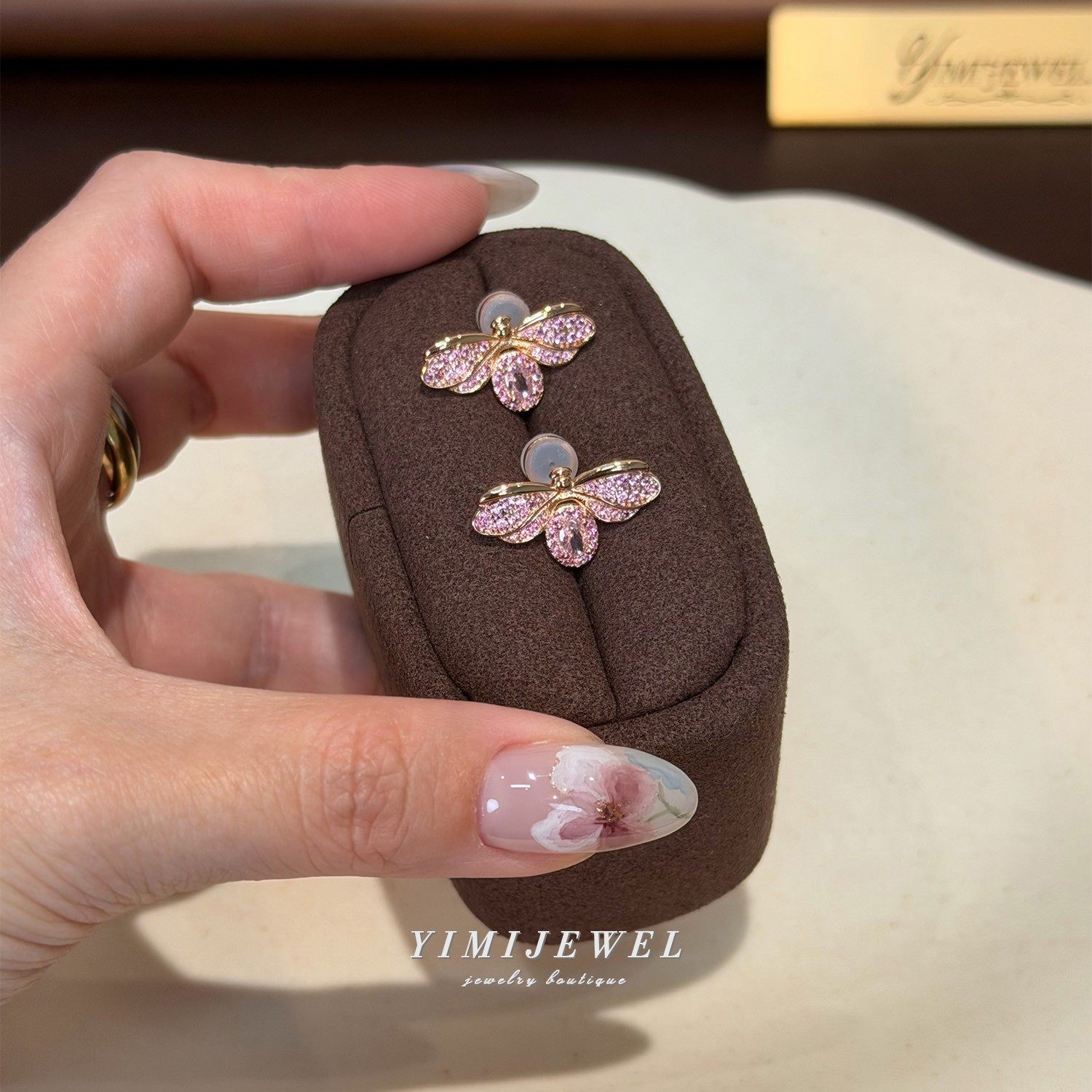 「BEE my love」满镶爆闪粉金蜜蜂造型无痛隐硅胶耳夹无耳洞耳饰,饰品/流行首饰/时尚饰品新,耳夹,淘宝优惠券,粉丝福利购,淘宝优惠卷