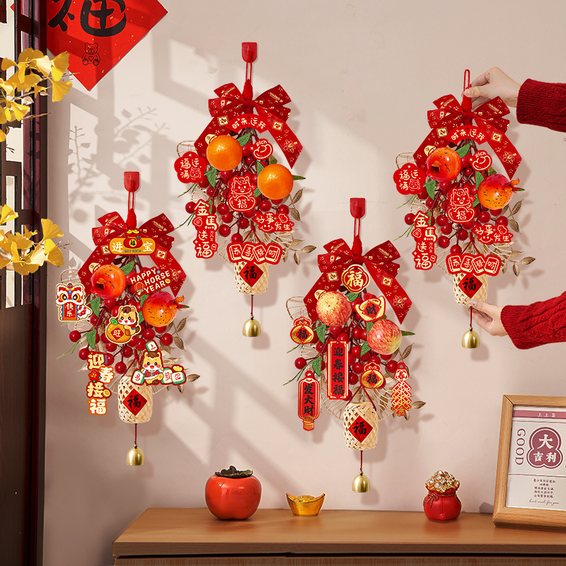 新年红果挂件装饰墙上布置