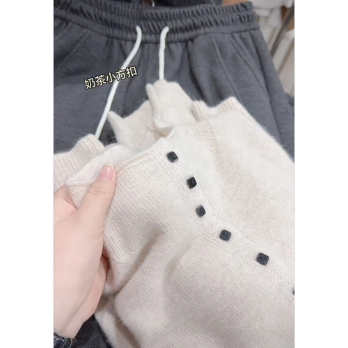 米蓝家奶茶色多扣立领毛衣开衫女