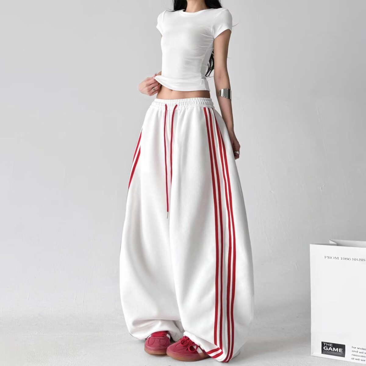 白色运动风阔腿卫裤女2026春装新款高腰垂感条纹独特宽松休闲裤子