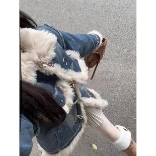 高级感拼接羊羔毛绒牛仔外套女秋冬季宽松加绒加厚羊角扣棉衣棉服