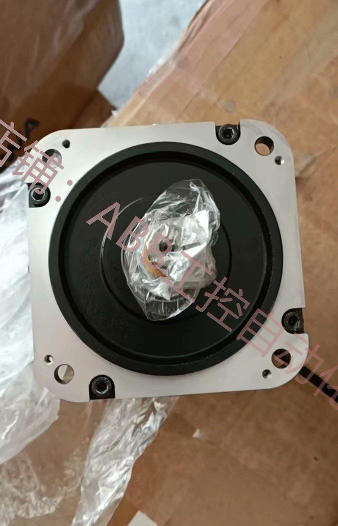 安川机器人gp12电机一套 配件货型号sgm7j-01apk-yr1*  三个