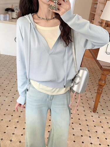 2025春新时尚简约连帽假两件针织衫女拼色宽松显瘦百搭天丝上衣潮