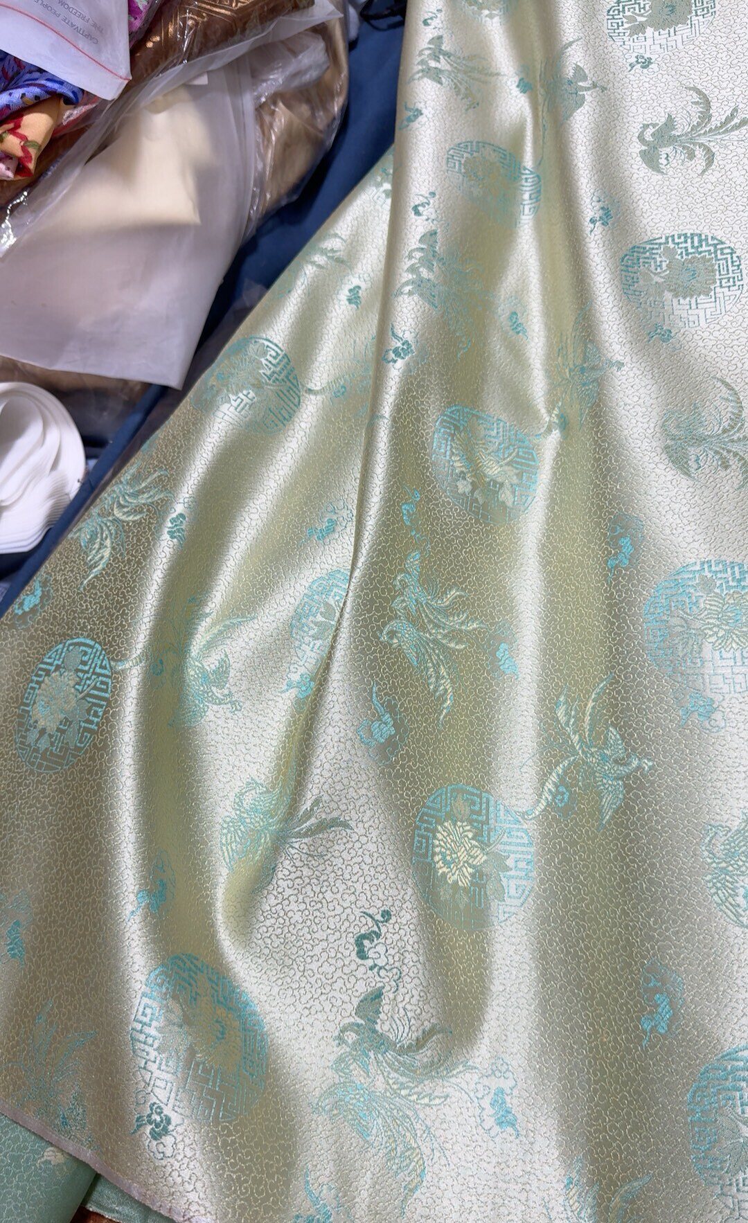 门幅75桑蚕丝织锦缎凤凰祥云牡丹团纹25姆米青香槟色水蓝织花挺括