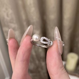 爆闪马蹄扣仿珍珠戒指女小众设计轻奢高级感2025新款情侣对戒指环