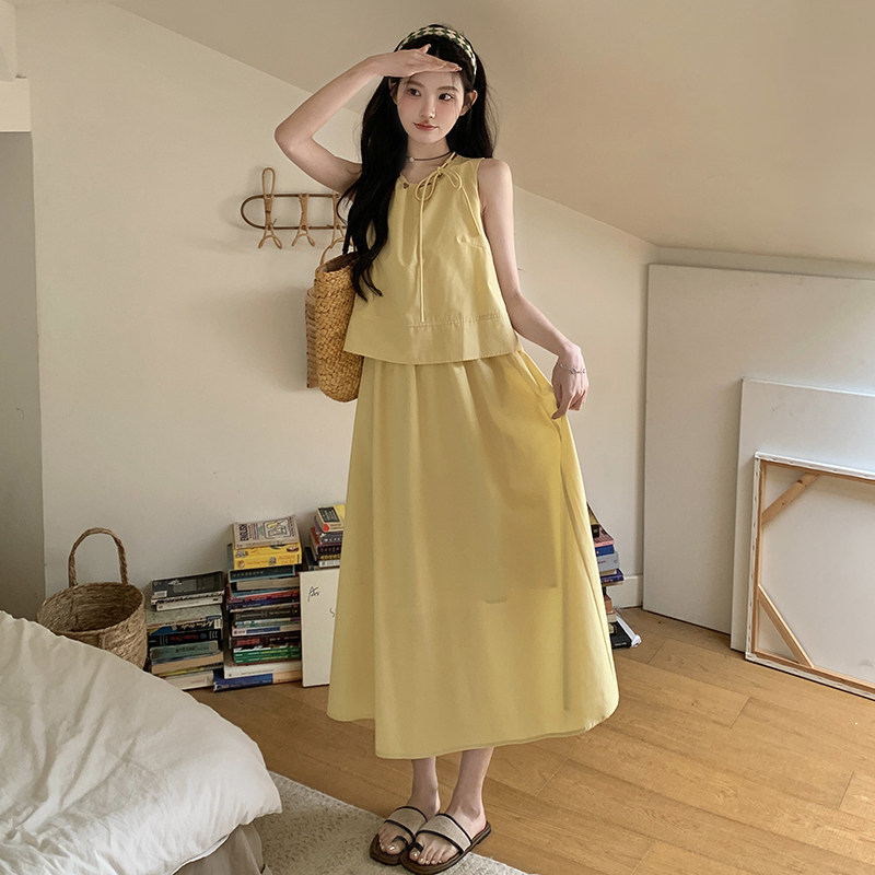 黄色简单大方的连衣裙女2025初夏穿搭清纯系松弛感假两件背心长裙