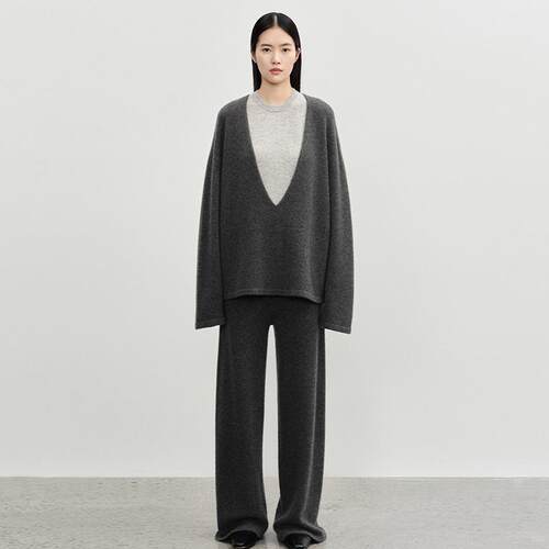 CONCISE-WHITEV领廓形针织毛衣