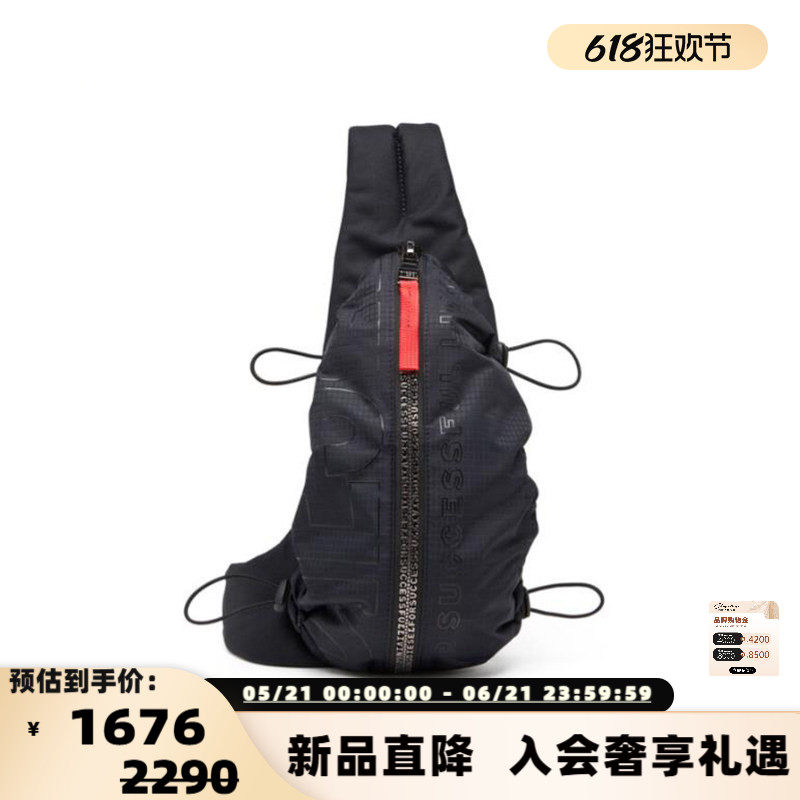 DIESEL/迪赛 男士小号字母拉链轻便单肩斜挎包胸包银泰 300217