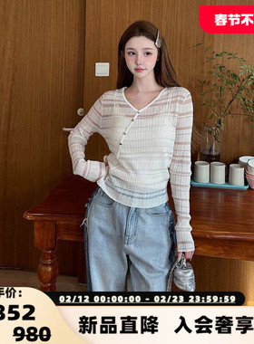 Three Quarters 女士紫色不规则V领斜扣毛衫银泰百货 301355