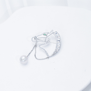 群镶满锆天然淡水圆形巴洛克珍珠胸针 以梦为马