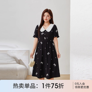 撞色娃娃领绣花轻奢连衣裙 采多宝高端大码 女装 胖mm2025夏季 新款