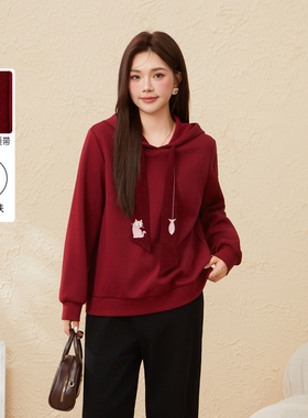 采多宝大码女装胖mm2025冬季新款猫咪绣花领带连帽卫衣EDZ6013N