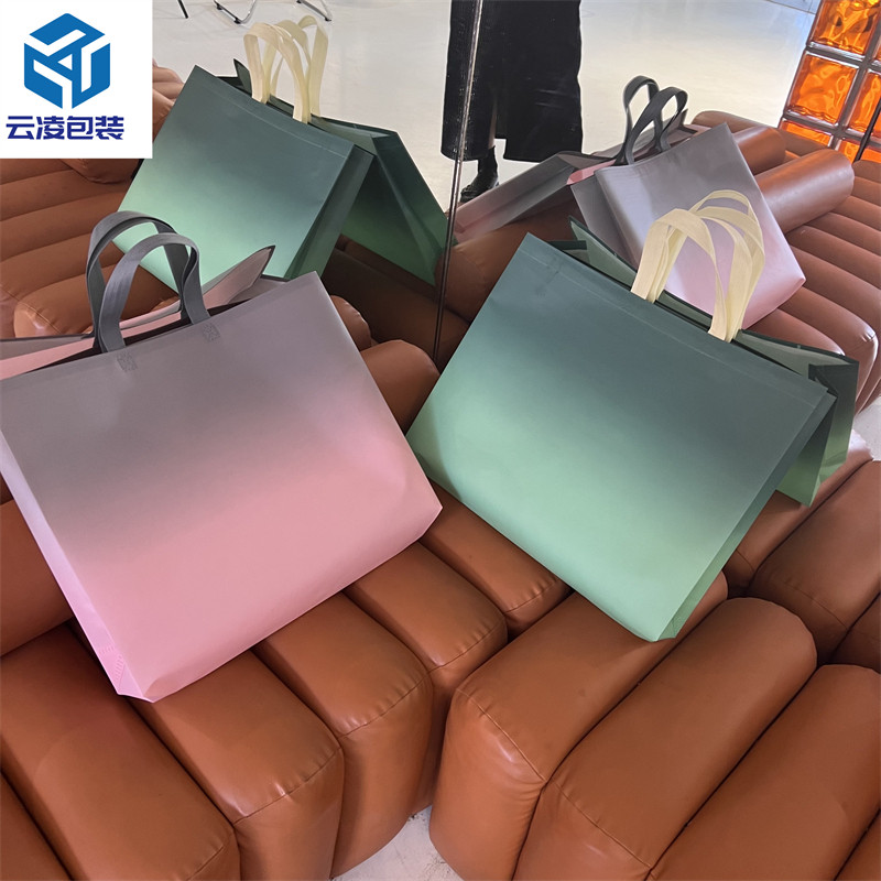 加厚高档覆膜无纺布渐变女装店用服饰手提袋子定制印刷logo礼品袋