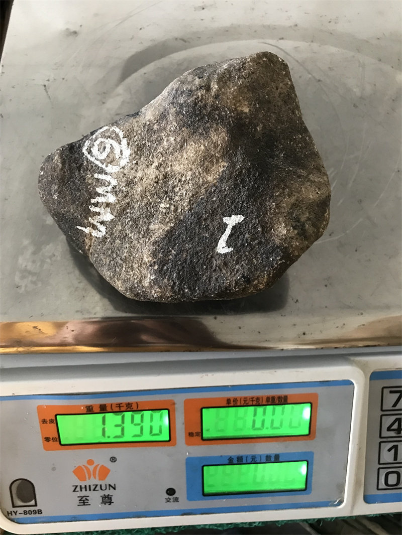 缅甸翡翠原石6mm莫西沙水翻砂1.3kg老坑帕敢水头好沙匀拍卖玉石
