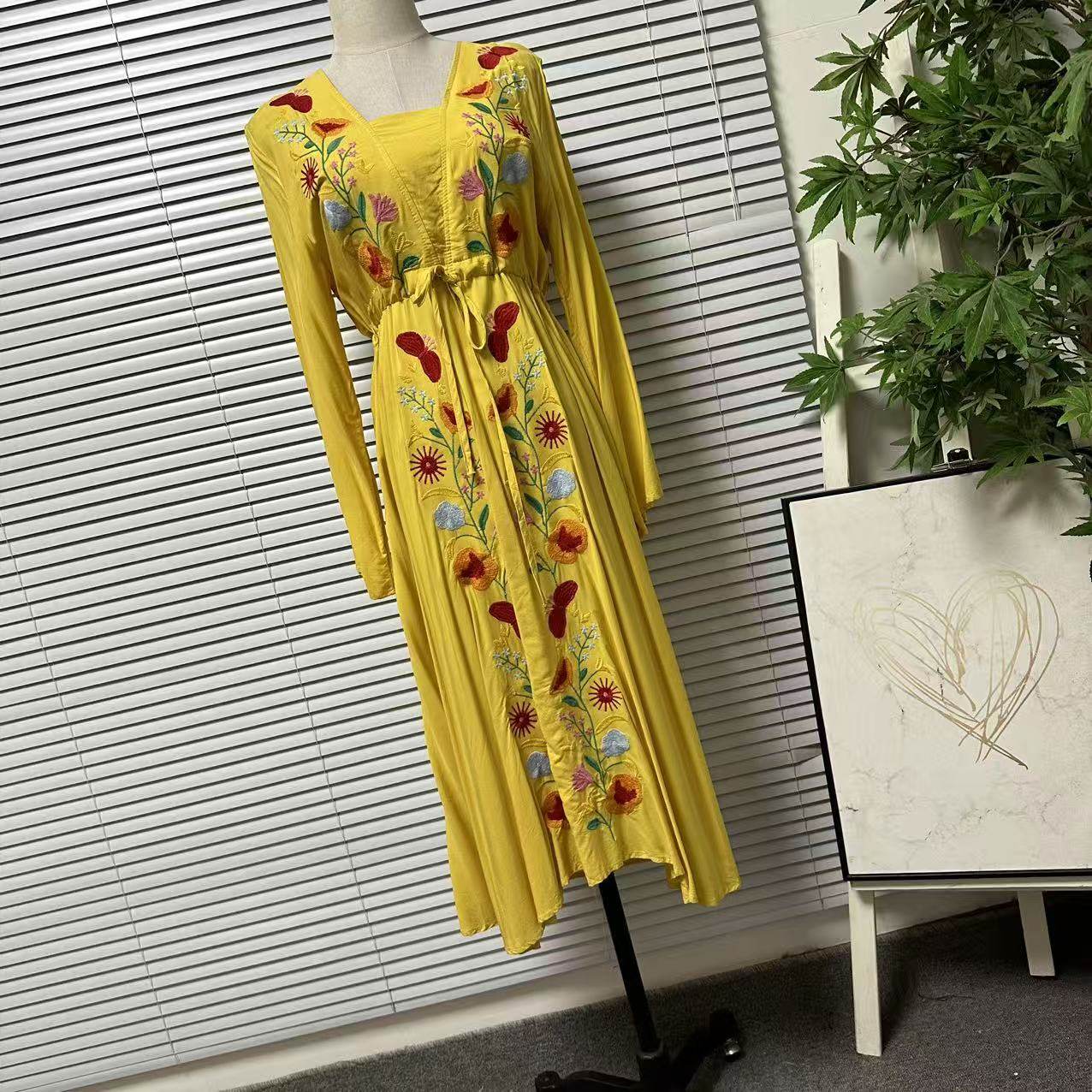 1119-29民族风重工刺绣连衣裙女黄色V领收腰长裙度假拍照裙