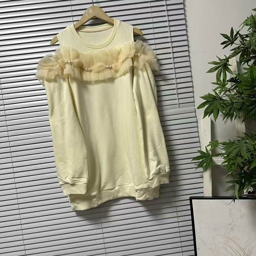 1121-49品牌单尾货设计感露肩立体花朵装饰卫衣珍珠串珠宽松上衣