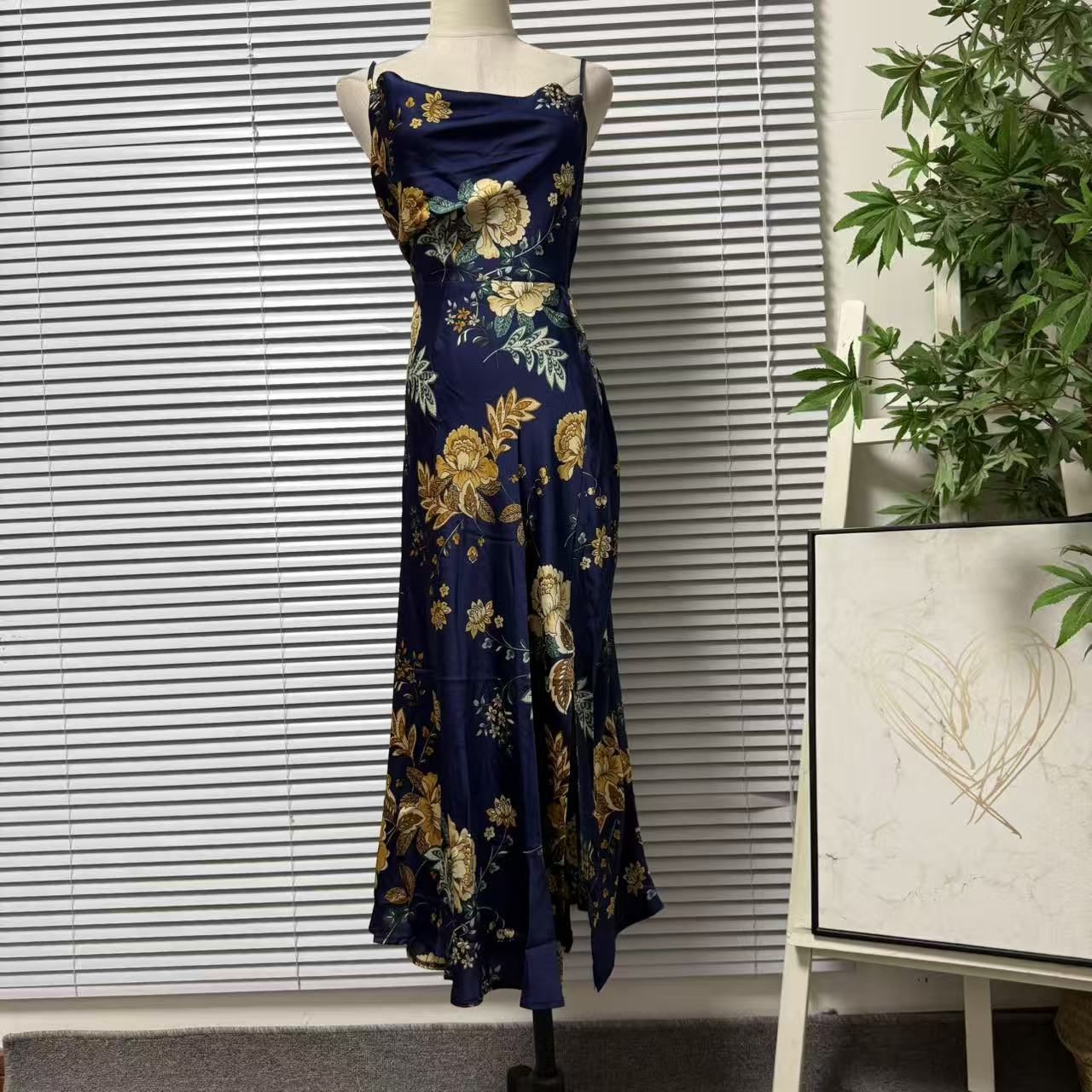 0515-42欧美单缎面复古气质缎面吊带碎花连衣裙女藏青色长裙性感