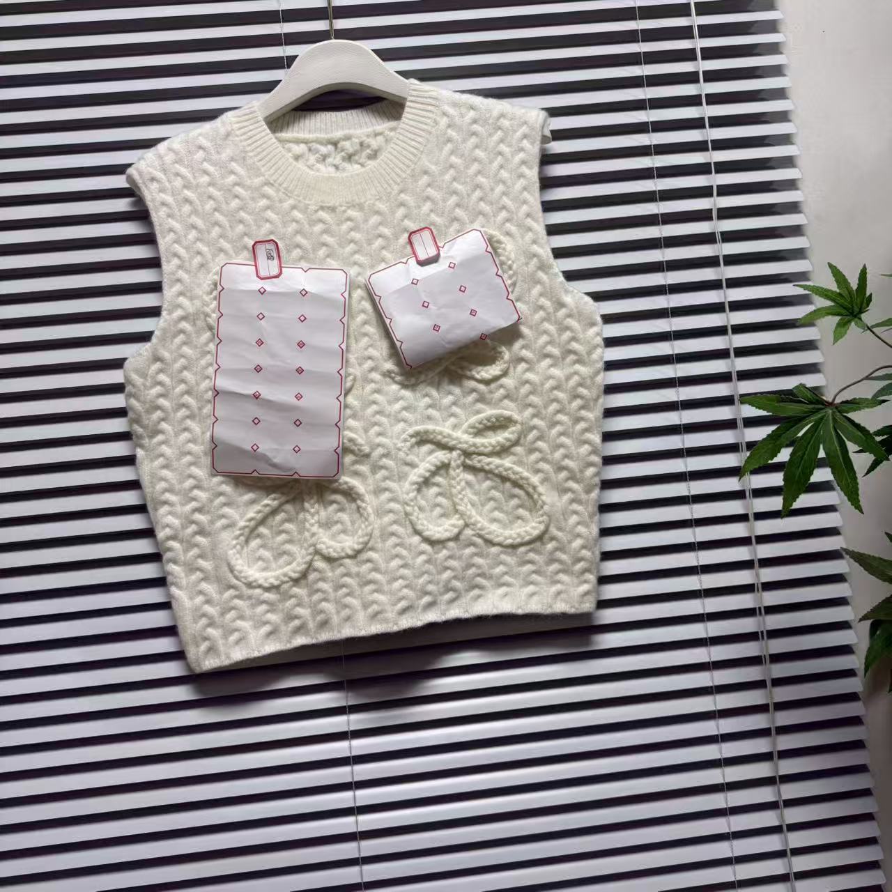 0918-5品牌轻奢风白色麻花针织马甲女圆领无袖背心百搭叠穿套头衫