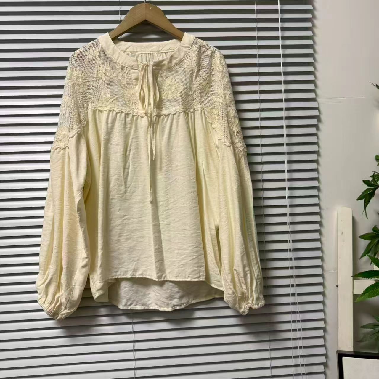 0829-8法式温柔风蕾丝拼接系带衬衫女长袖宽松气质上衣