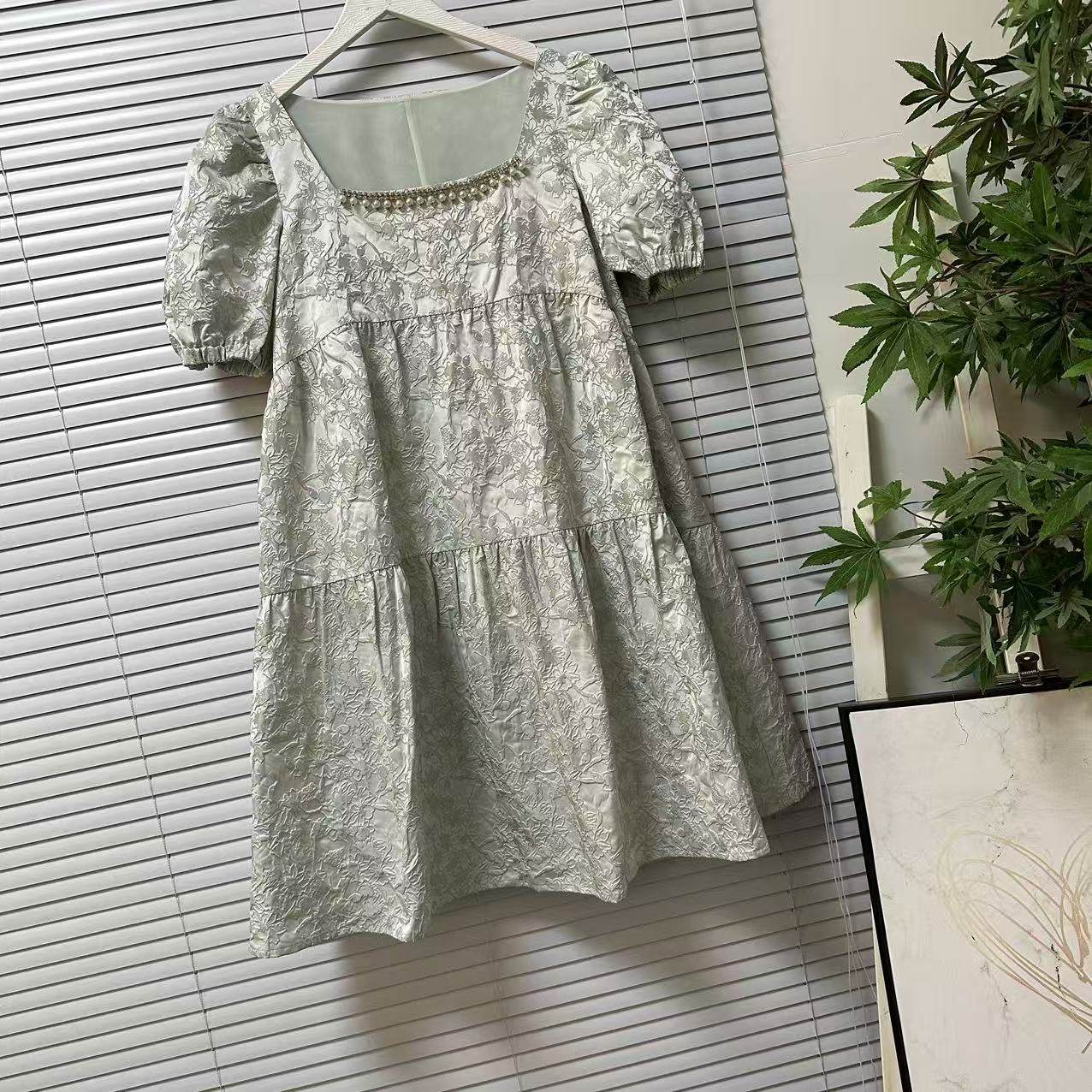 0920-13原创设计款时尚轻奢高级感立体压花优雅气质款连衣裙