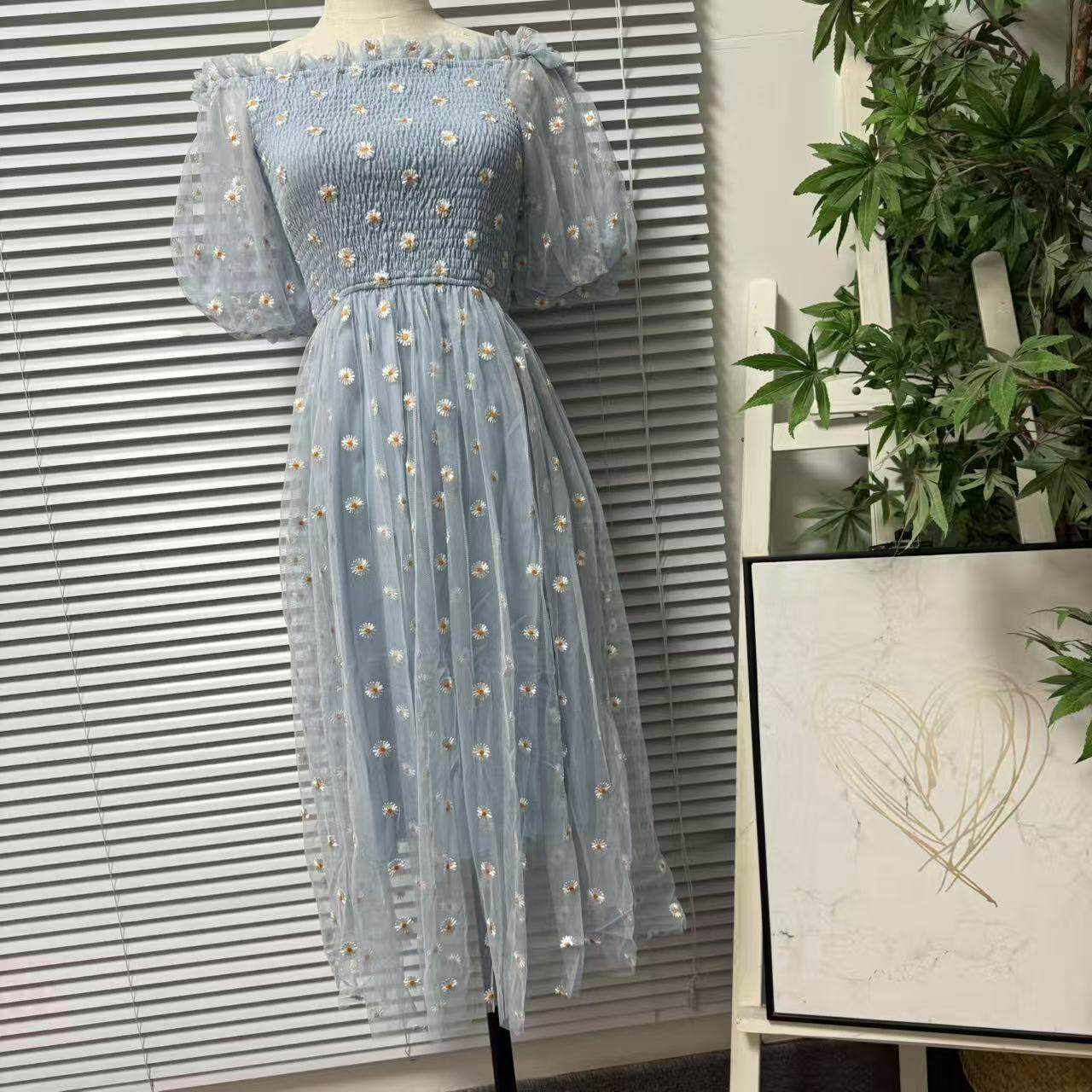 0626-43品牌单泡泡袖小雏菊刺绣连衣裙女蓝色网纱中长裙仙女裙
