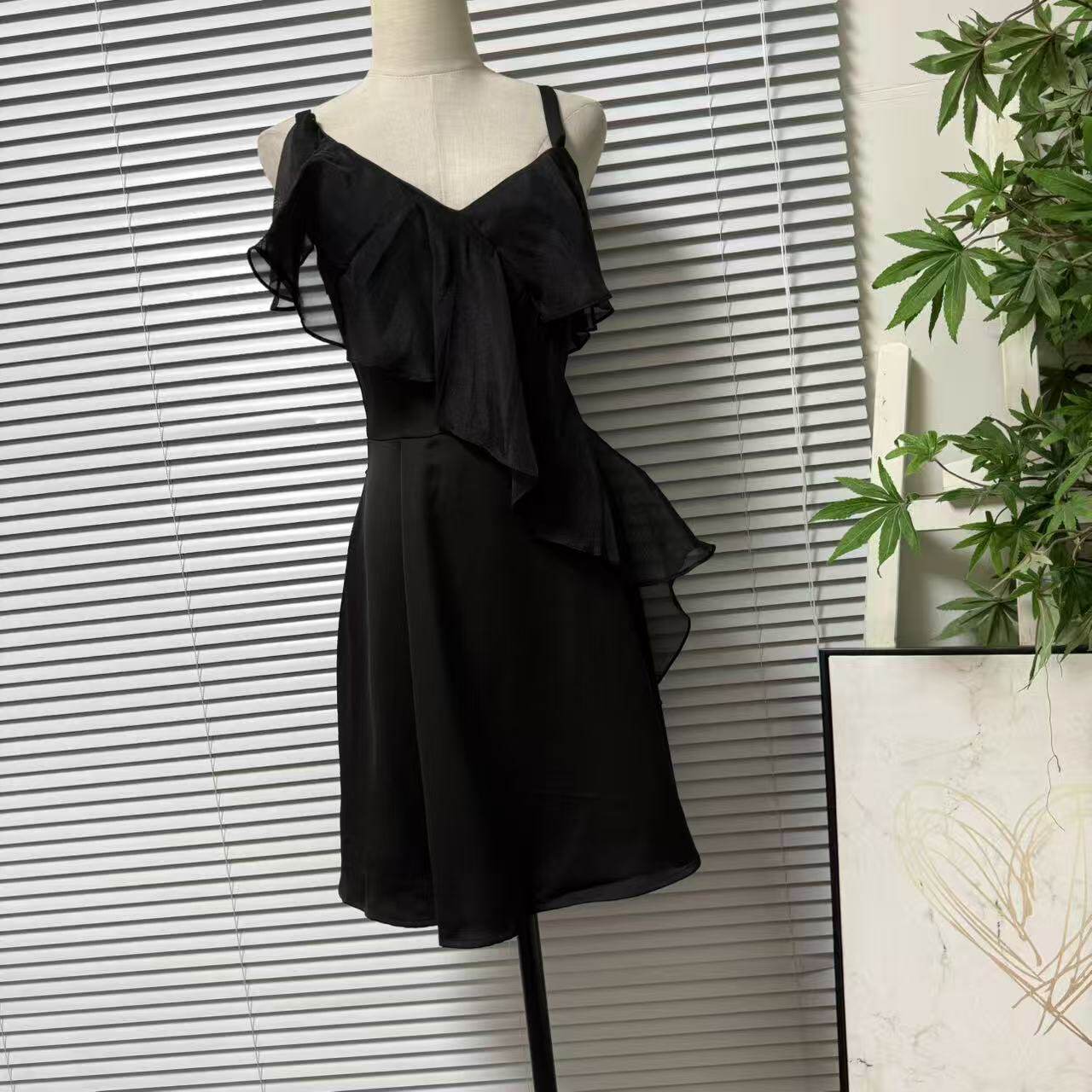 0414-13法式荷叶边吊带连衣裙女黑色V领显瘦约会制服仙女裙赫本