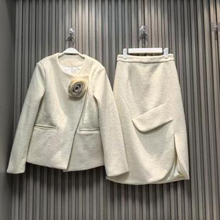 周美美 All white立体手工花羊毛单面呢夹棉外套半裙套装