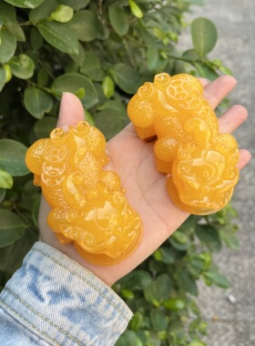天然二代摆件男女士鸡油黄皮居家摆件二代琥珀蜜蜡招财貔貅手把件