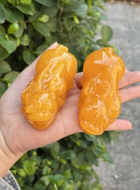 天然二代貔貅摆件男女士鸡油黄皮居家摆件二代琥珀蜜蜡招财手把件