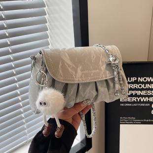 夏天超火褶皱小包包女2026新款 百搭链条斜挎包洋气单肩小方包 时尚